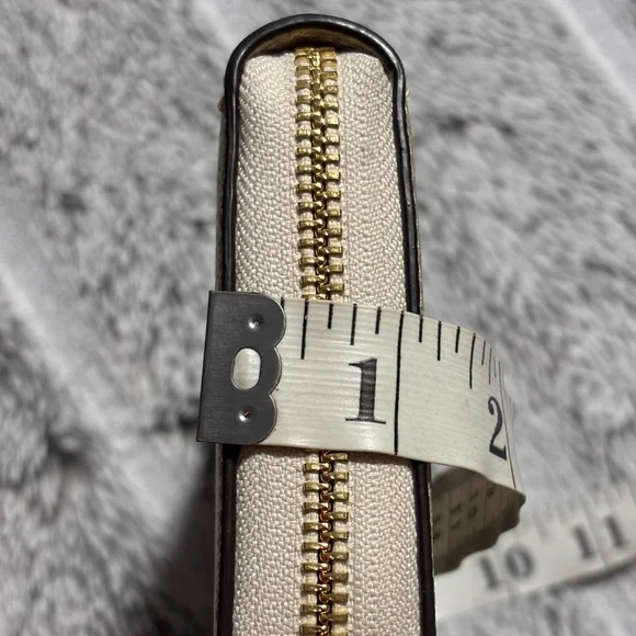 COACH LONG ZIP AROUND WALLET IN SIGNATURE LIGHT KHAKI LIGHT SADDLE